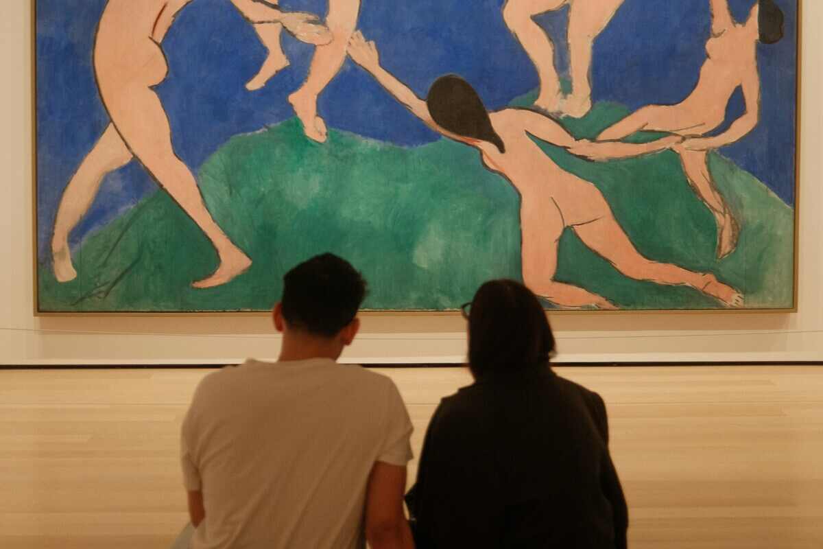 coppia guarda opera d'arte al museo