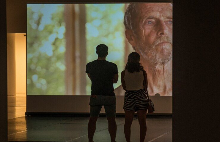 coppia guarda schermo in un museo