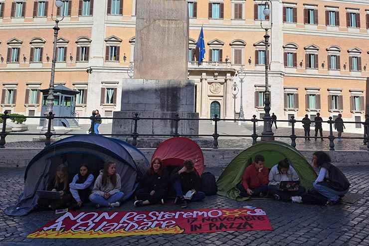 La protesta degli studenti in tenda