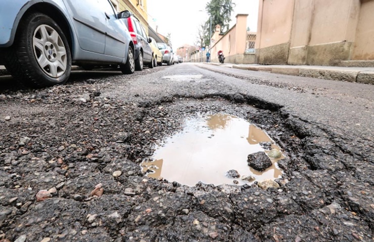 Come si può richiedere risarcimento per danni dovuti a una buca stradale?