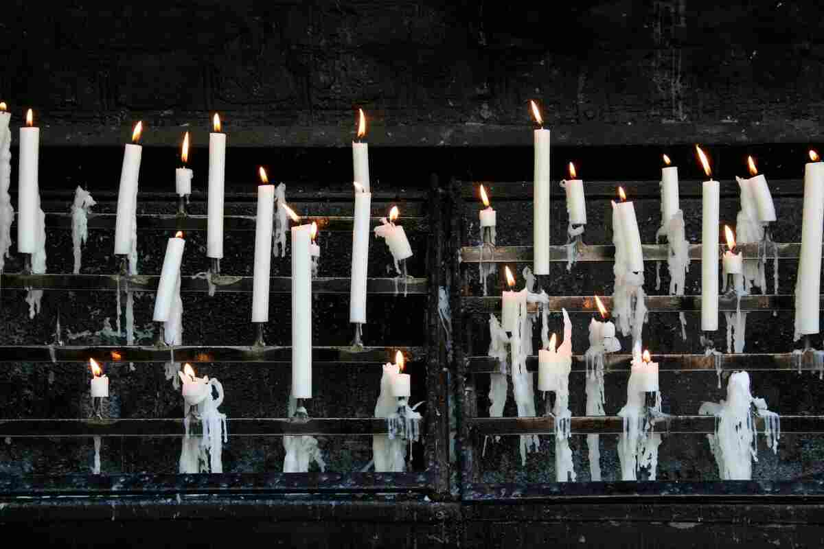 ceri accesi distrutti in chiesa