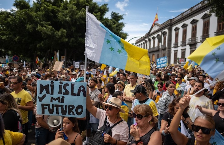 I residenti delle Canarie scendono in piazza contro il turismo di massa