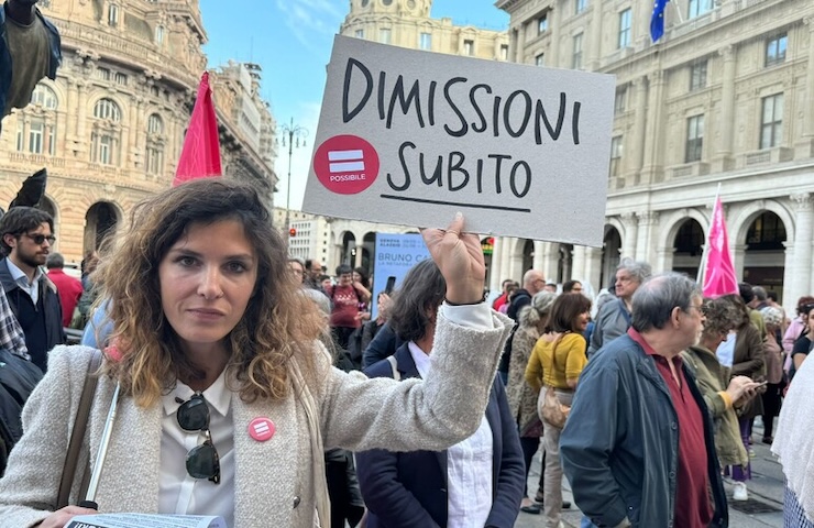 Persone che protestano in piazza per le dimissioni di Toti